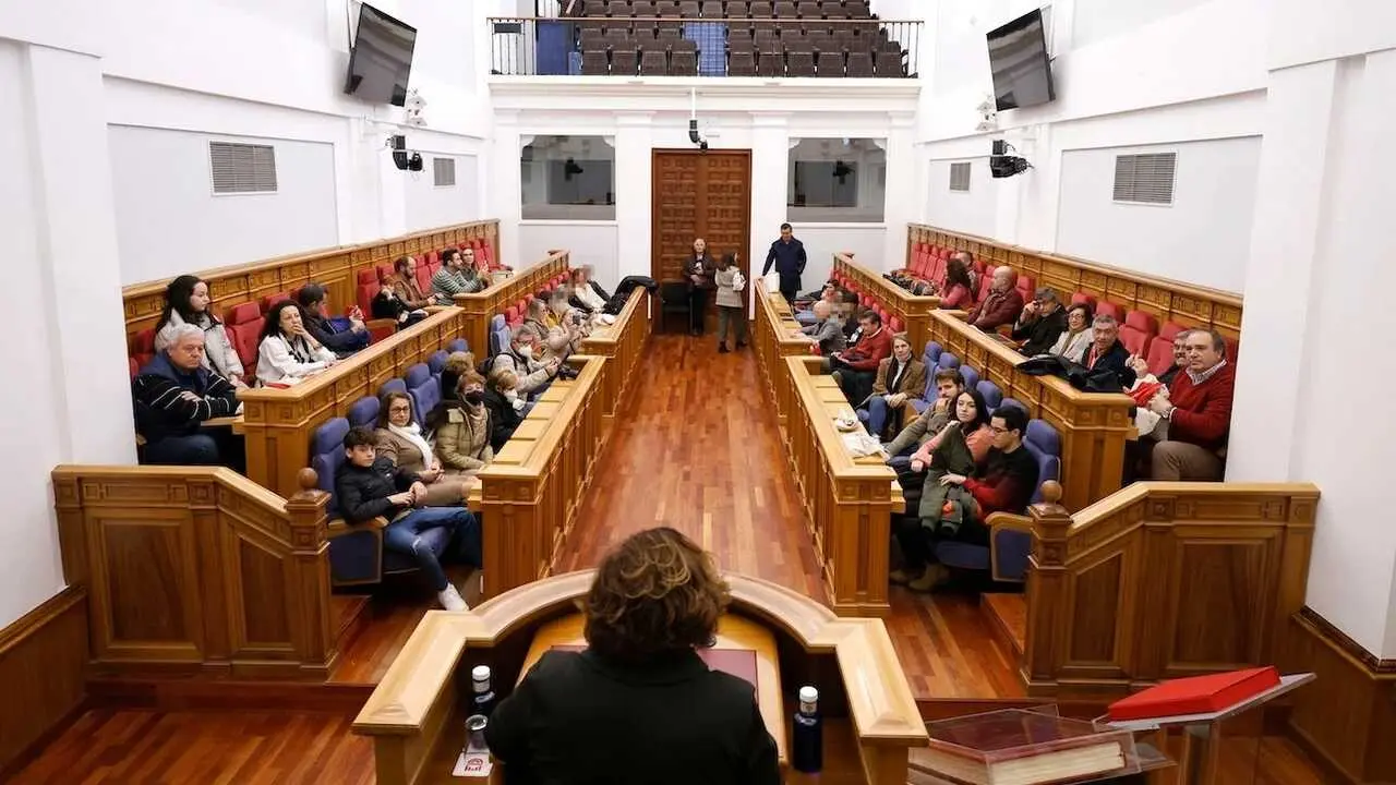 Un centenar de visitantes en la nueva jornada de puertas abiertas de las Cortes de Castilla-La Mancha