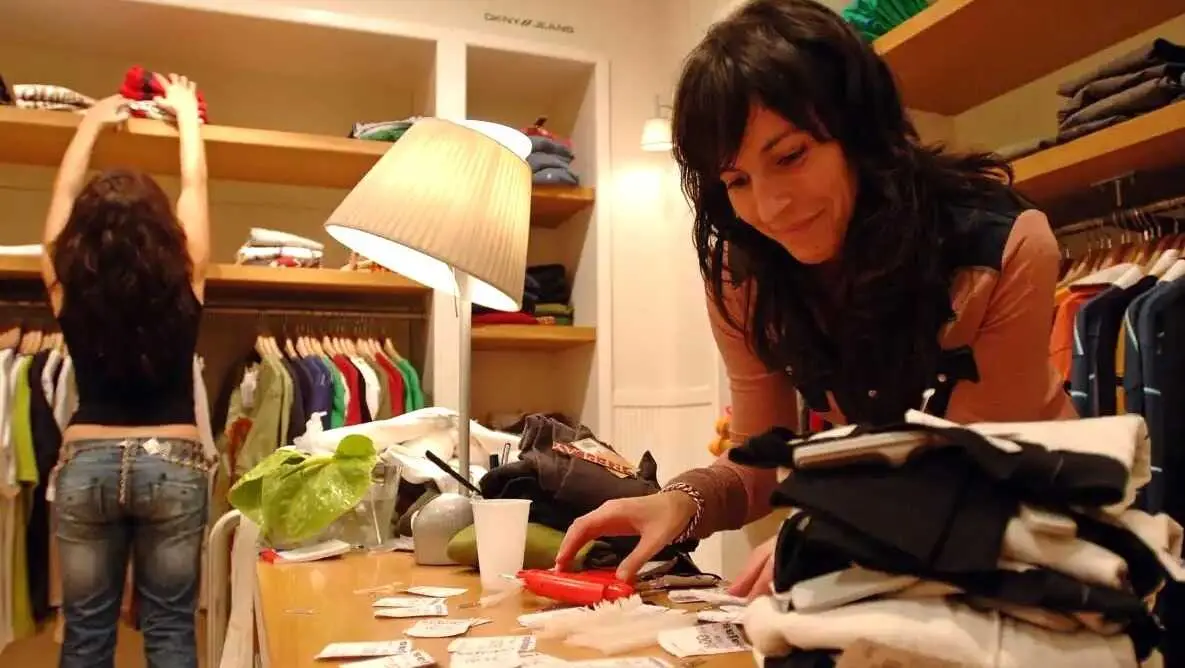 En la imagen de archivo empleadas - dependientas trabajan en un comercio minorista de venta de ropa y complementos, trabajadoras, tienda,&nbsp;