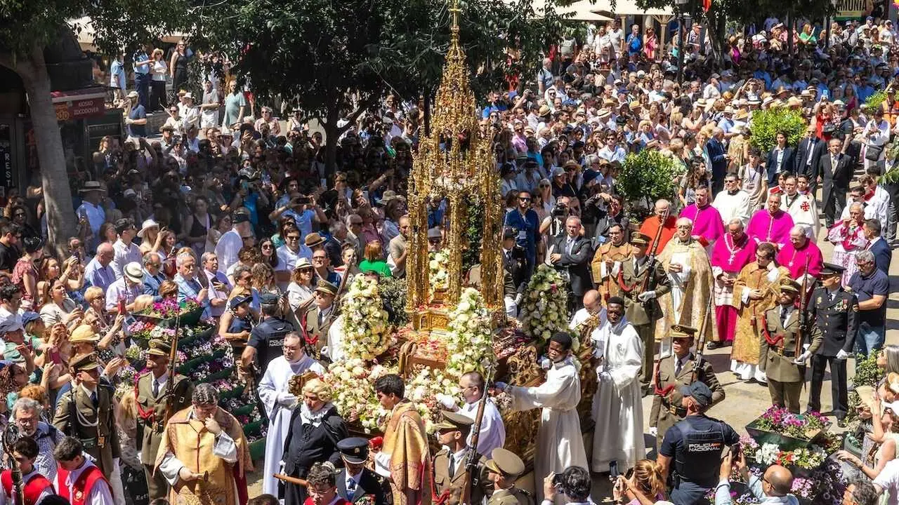 La procesi&oacute;n del Corpus Christi ha recorrido este jueves las calles del Casco Hist&oacute;rico de Toledo, engalanadas con m&aacute;s de 6.000 elementos decorativos, 50.000 flores, 1.200 plantas y 4.000 metros de guirnalda - EFE/ &Aacute;ngeles Visd&oacute;mine