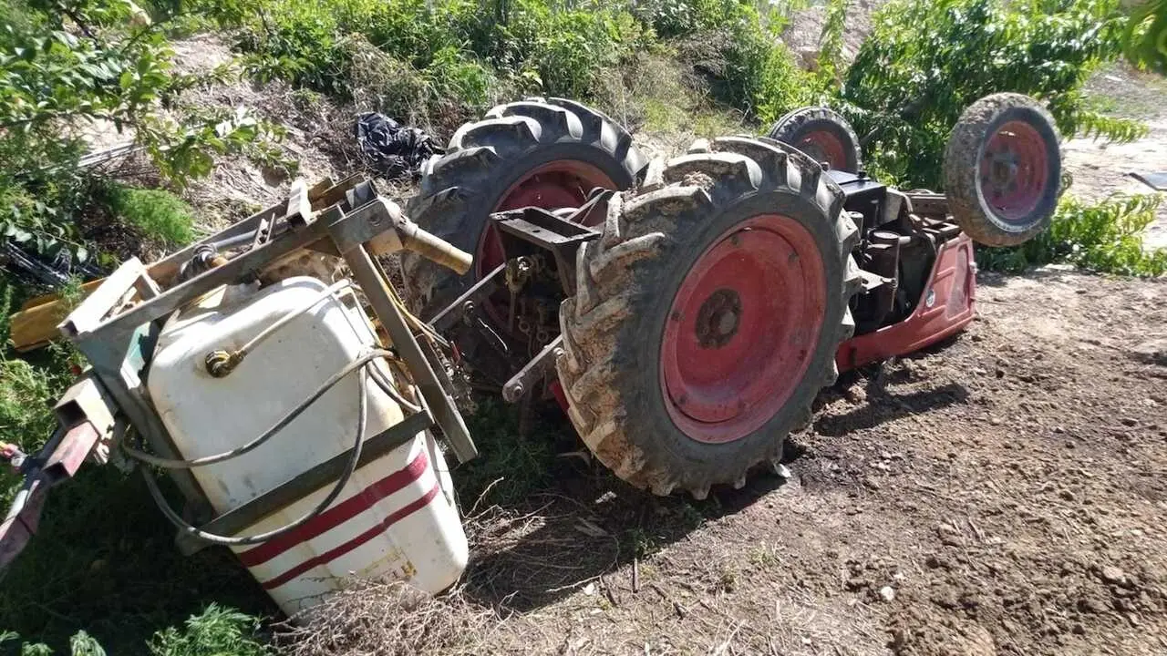 Muere un hombre tras volcar el tractor que manejaba y quedar atrapado debajo