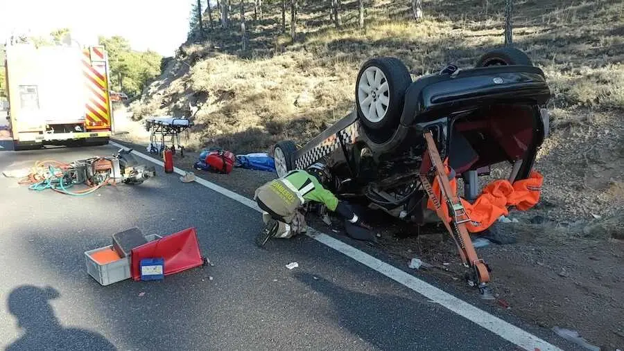 accidente de tr&aacute;fico, choque, colisi&oacute;n, salida de v&iacute;a, salirse de la v&iacute;a y volcar, veh&iacute;culo volcado,