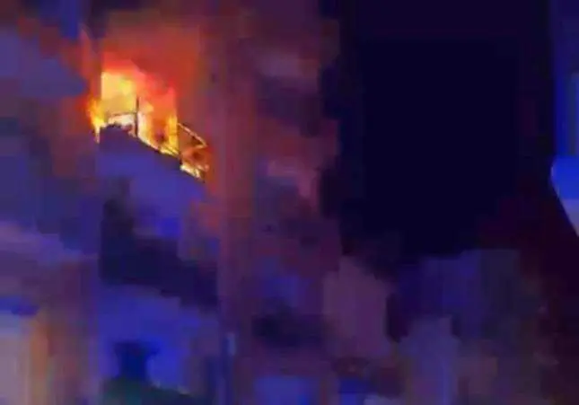 Al menos seis heridos en un grave incendio originado en un bloque de viviendas