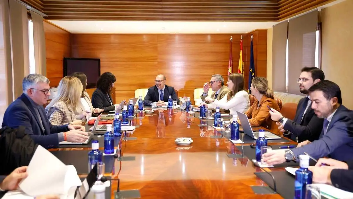 En la imagen un instante de la reuni&oacute;n de la Junta de Portavoces y Mesa de las Cortes de Castilla-La Mancha