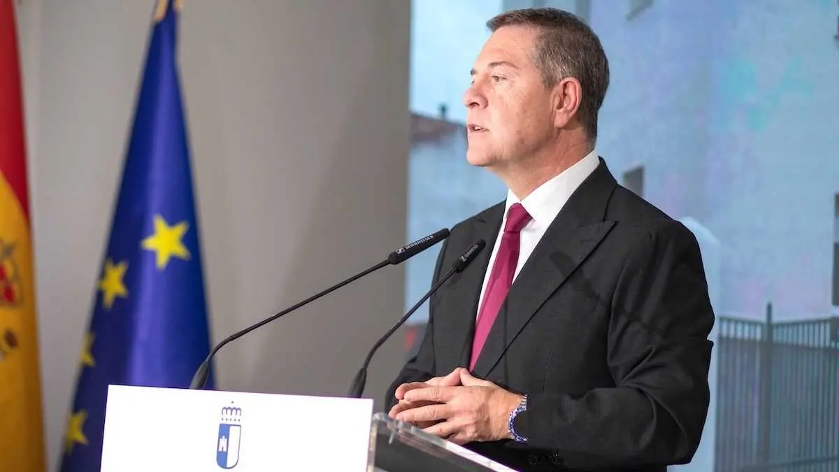 El presidente de Castilla-La Mancha, Emiliano Garc&iacute;a-Page, durante su intervenci&oacute;n tras inaugurar la ampliaci&oacute;n y reforma del Colegio p&uacute;blico de Educaci&oacute;n Infantil y Primaria &lsquo;Valdemembra&rsquo; en Ol&iacute;as del Rey (Cuenca)
