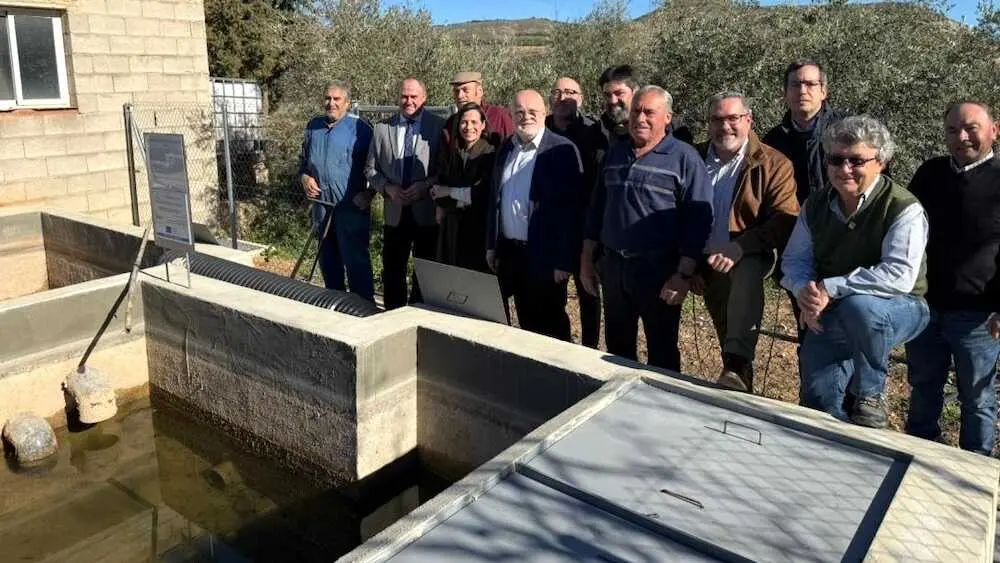 El consejero de Agricultura, Ganader&iacute;a y Desarrollo Rural, Juli&aacute;n Mart&iacute;nez Liz&aacute;n, ha mantenido una reuni&oacute;n en Elche de la Sierra (Albacete) con las comunidades de regantes Huerta de Elche de la Sierra, Acequia de G&uacute;tar y Presa de Vicorto y representantes de la Corporaci&oacute;n Municipal