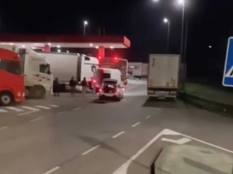VIDEO. Camioneros destrozan la furgoneta a los violentos ladrones en pleno robo