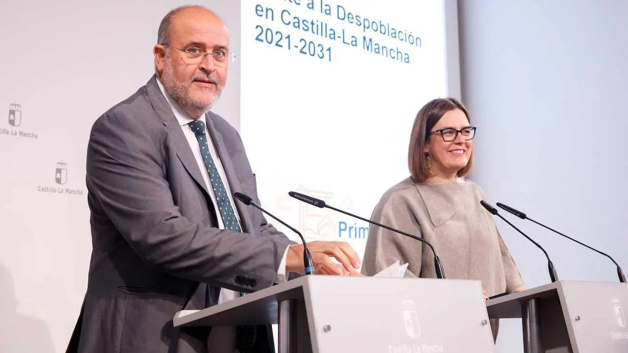 El vicepresidente primero de Castilla-La Mancha, Jos&eacute; Luis Mart&iacute;nez Guijarro, junto a la consejera portavoz, Esther Padilla, en rueda de prensa