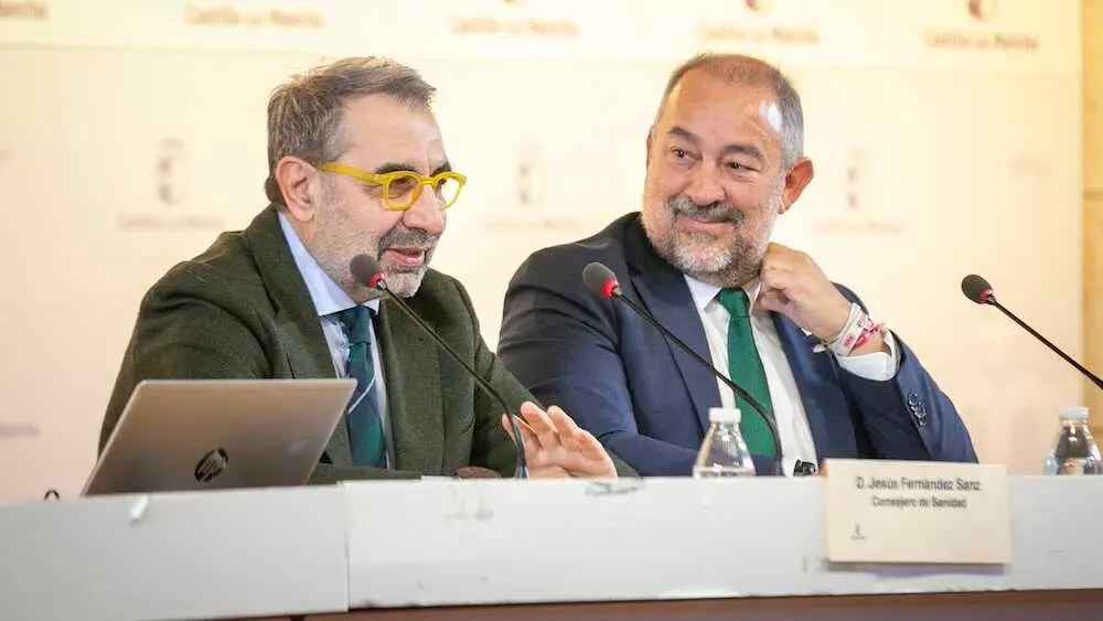 El consejero de Sanidad, Jes&uacute;s Fern&aacute;ndez Sanz y el rector de la UCLM, Jos&eacute; Juli&aacute;n Garde, han inaugurado el acto de la Microcredencial Universitaria en Bio&eacute;tica en el &aacute;mbito sanitario