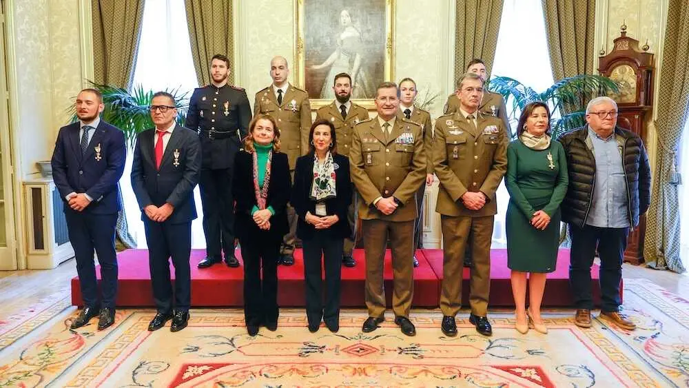 Defensa condecora a alcaldes de Letur y Mira, entre otros, por su apoyo al Ej&eacute;rcito en la dana