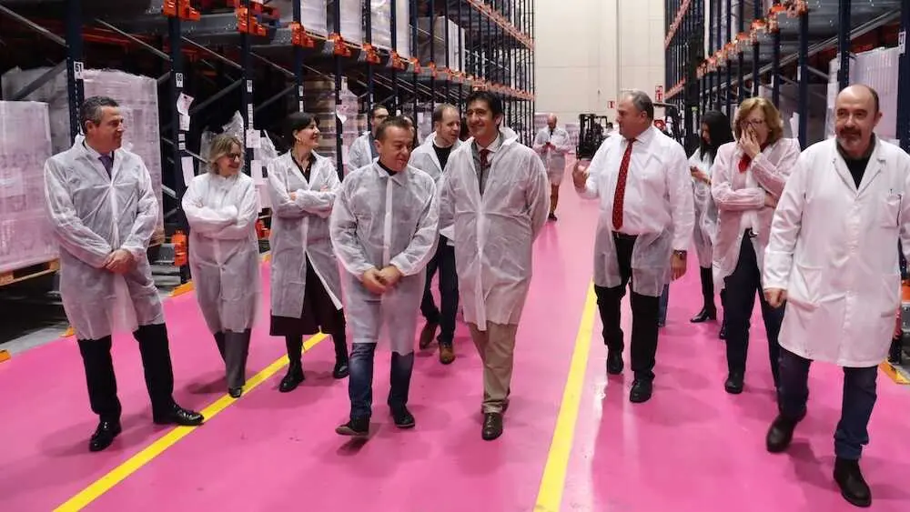 El vicepresidente segundo del Gobierno de Castilla-La Mancha, Jos&eacute; Manuel Caballero, y el consejero de Agricultura, Ganader&iacute;a y Desarrollo Rural visitan las bodegas &lsquo;Fernando Castro&rsquo; en Santa Cruz de Mudela (Ciudad Real)
