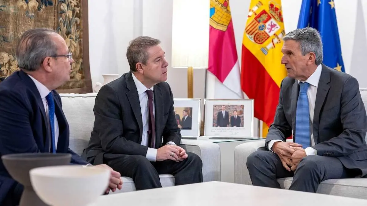 El presidente auton&oacute;mico, Emiliano Garc&iacute;a-Page, recibe al nuevo delegado del Gobierno en Castilla-La Mancha, Jos&eacute; Pablo Sabrido. En el Palacio de Fuensalida, sede de la Presidencia regional.