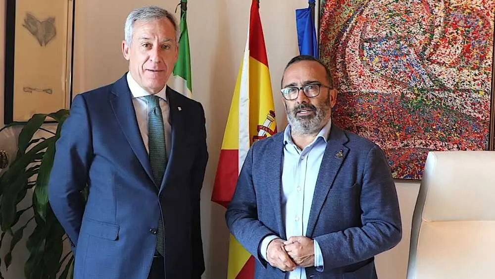 El presidente de Eurocaja Rural, Javier L&oacute;pez Mart&iacute;n, junto al presidente de la Diputaci&oacute;n de C&aacute;ceres, Miguel &Aacute;ngel Morales S&aacute;nchez