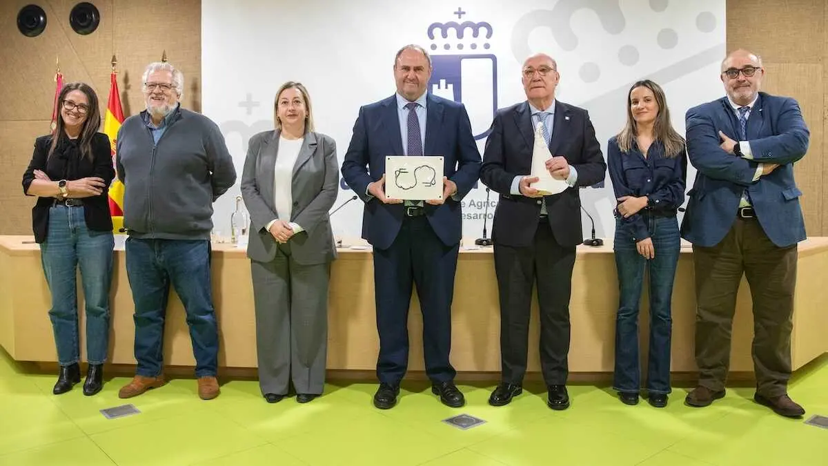 El consejero de Agricultura, Ganader&iacute;a y Desarrollo Rural, Juli&aacute;n Mart&iacute;nez Liz&aacute;n, presenta, en rueda de prensa, los restaurantes premiados en la V Edici&oacute;n de los Broches Gastron&oacute;micos del Medio Rural