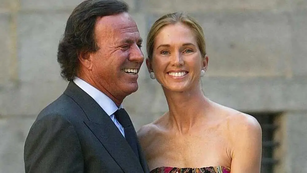 En la imagen de archivo Julio Iglesias junto a su pareja Miranda