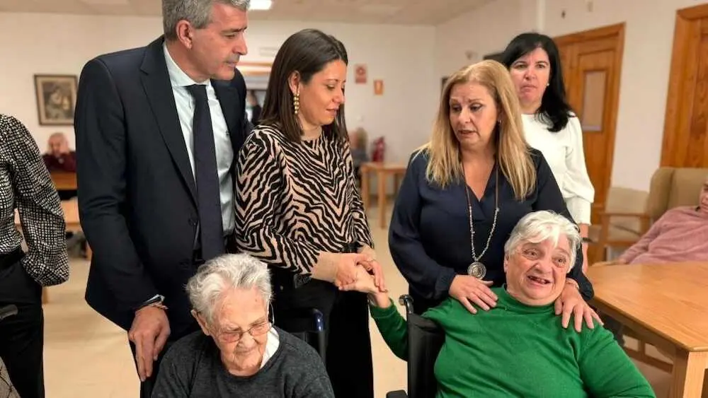 La consejera de Bienestar Social, B&aacute;rbara Garc&iacute;a Torijano, durante su visita a la residencia de mayores Santa Mar&iacute;a de Melque, en San Mart&iacute;n de Montalb&aacute;n (Toledo)