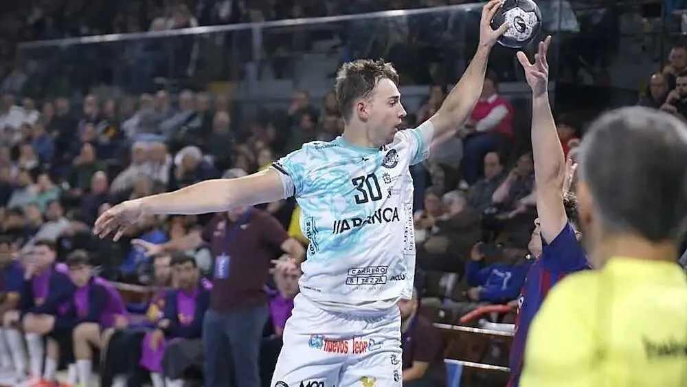 Aitor Albizu en una acci&oacute;n frente al Barcelona - Fotograf&iacute;a: Le&oacute;nNoticias/Edu Rodr&iacute;guez