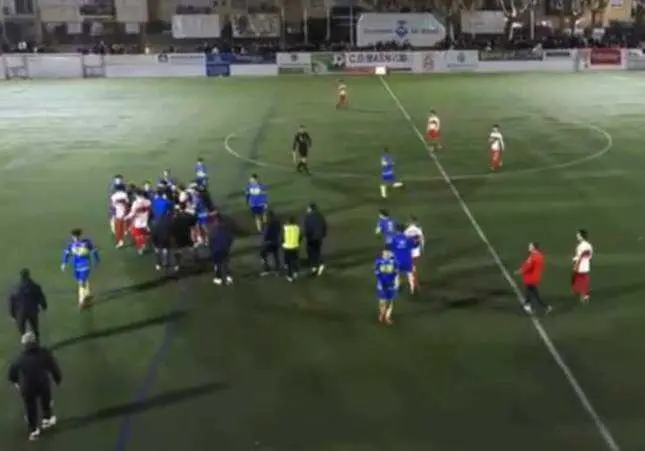 VIDEO. Del c&eacute;sped al ring: batalla campal cuando suena el pitido final de un partido