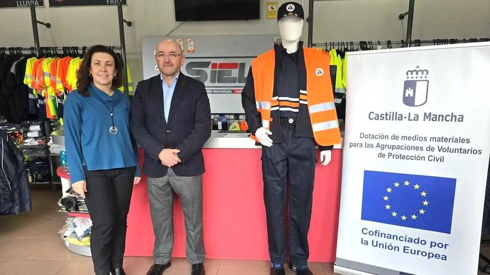 La Junta distribuye 523 lotes de uniformes al personal voluntario de Protecci&oacute;n Civil