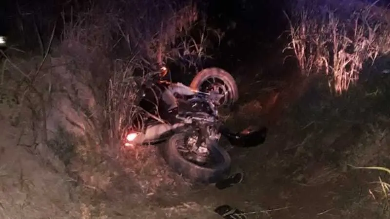 Hallados un joven muerto y otro cr&iacute;tico tirados en una cuneta junto a una moto