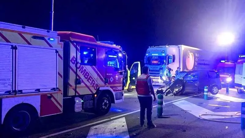 accidente de tr&aacute;fico, choque, colisi&oacute;n, cami&oacute;n,