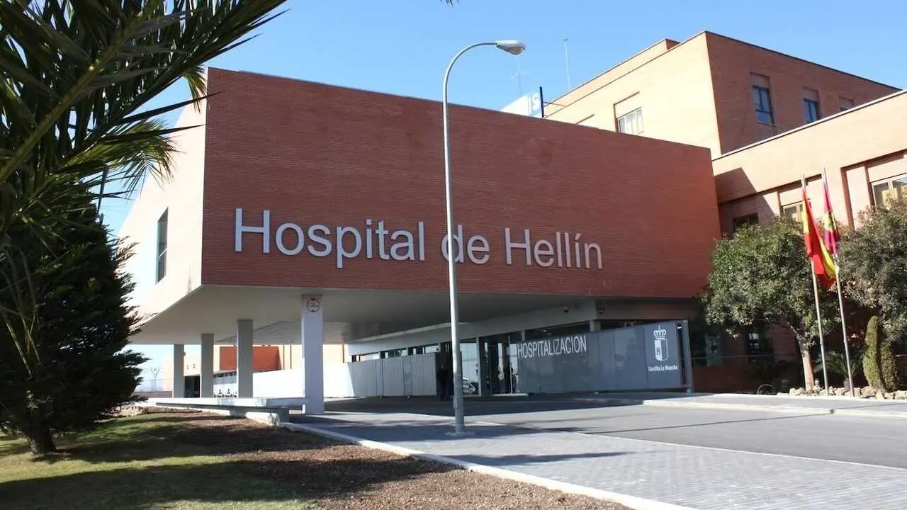 En la imagen de archivo el Hospital de Hell&iacute;n (Albacete) donde ha sido trasladado el hombre agredido y atracado