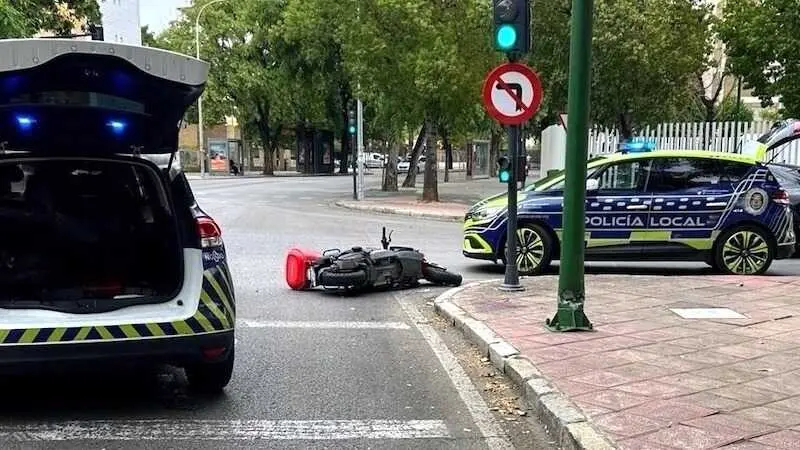 Muere el conductor de una moto tras perder su control y chocar con una farola, motorista