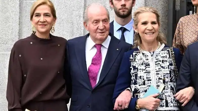 En la imagen de archivo las infantas Cristina y Elena junto a su padre el rey Juan Carlos I