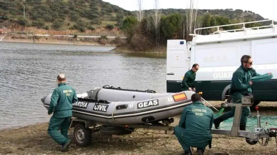 En la imagen de archivo GEAS de la Guardia Civil participan en una b&uacute;squeda en un pantano / embalse / r&iacute;o