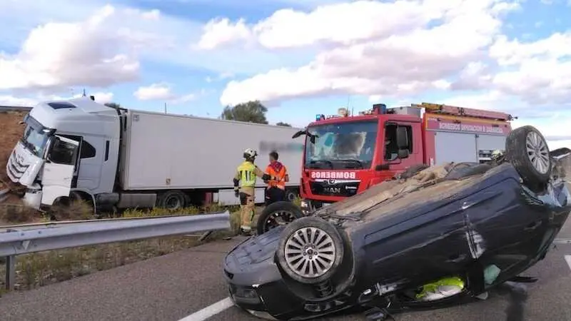 Muere arrollado por un cami&oacute;n el conductor de una gr&uacute;a auxiliando a un coche