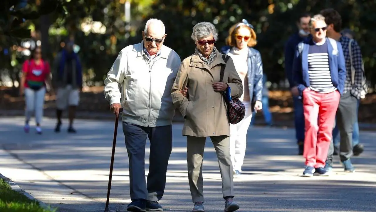 Las pensiones contributivas y de clases pasivas subir&aacute;n en torno a un 2,8% en 2025, pensionistas, jubilados, jubilaci&oacute;n, poblaci&oacute;n, abuelos,