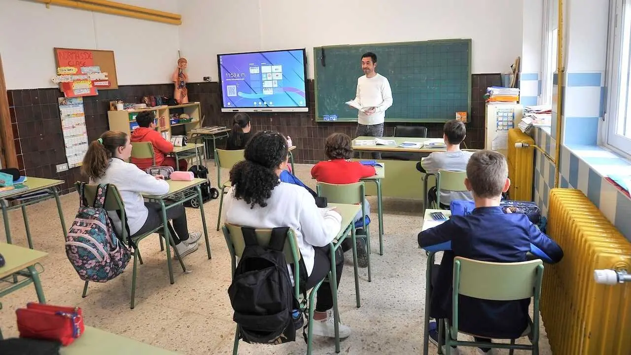 Los ni&ntilde;os de Letur vuelven a su colegio, donde abordan un proyecto de inteligencia emocional - EFE/ Manu, clase, colegio, alumnos, docente, profesor, estudiantes, primaria, docentes,