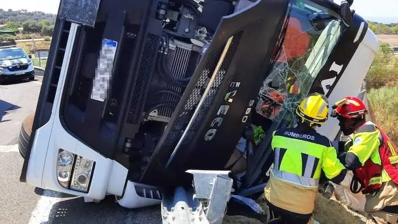 Imagen de archivo de un accidente de tr&aacute;fico con un cami&oacute;n implicad volcado tras salirse de la v&iacute;a