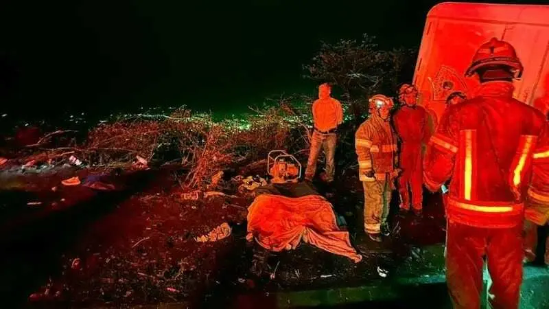 Al menos 16 fallecidos y 8 heridos en una colisi&oacute;n entre un autob&uacute;s y un tr&aacute;iler