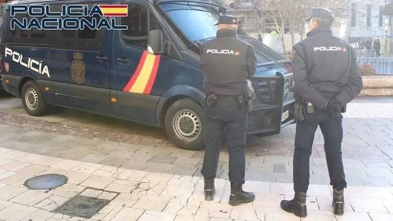 Polic&iacute;a Nacional, furg&oacute;n, polic&iacute;as, detenidos,