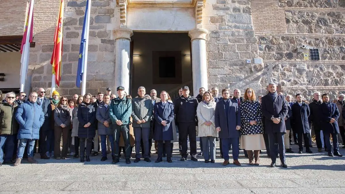 El presidente de Castilla-La Mancha, Emiliano Garc&iacute;a-Page, participa, en el Palacio de Fuensalida en Toledo, en el minuto de silencio convocado en recuerdo de las v&iacute;ctimas del accidente ferroviario de Adamuz