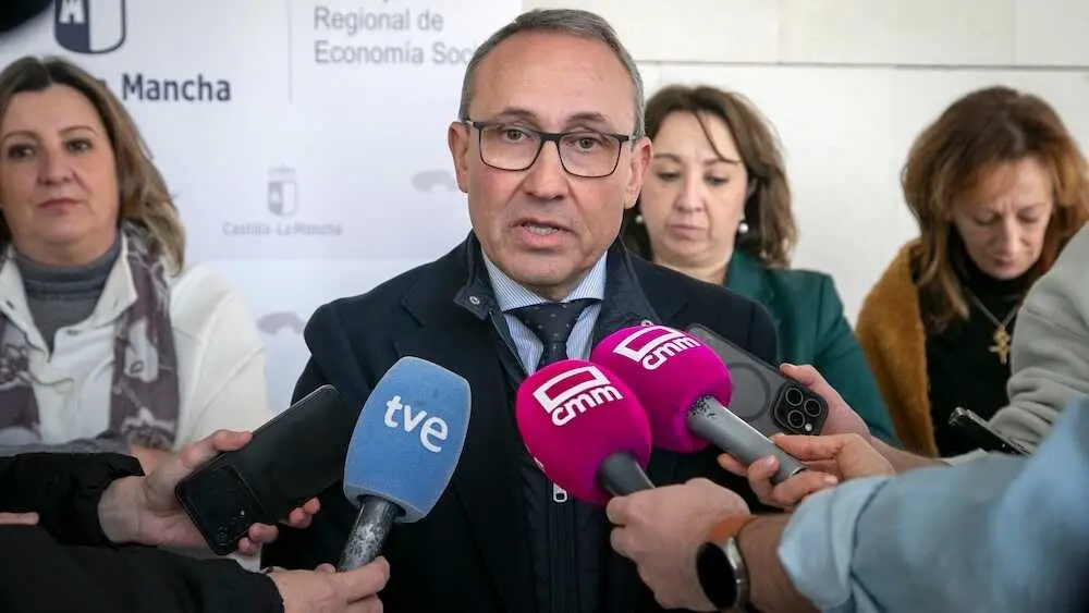 El director general de Cooperativas Agro-alimentarias de Castilla-La Mancha, Juan Miguel del Real, atendiendo a los medios este lunes en Toledo
