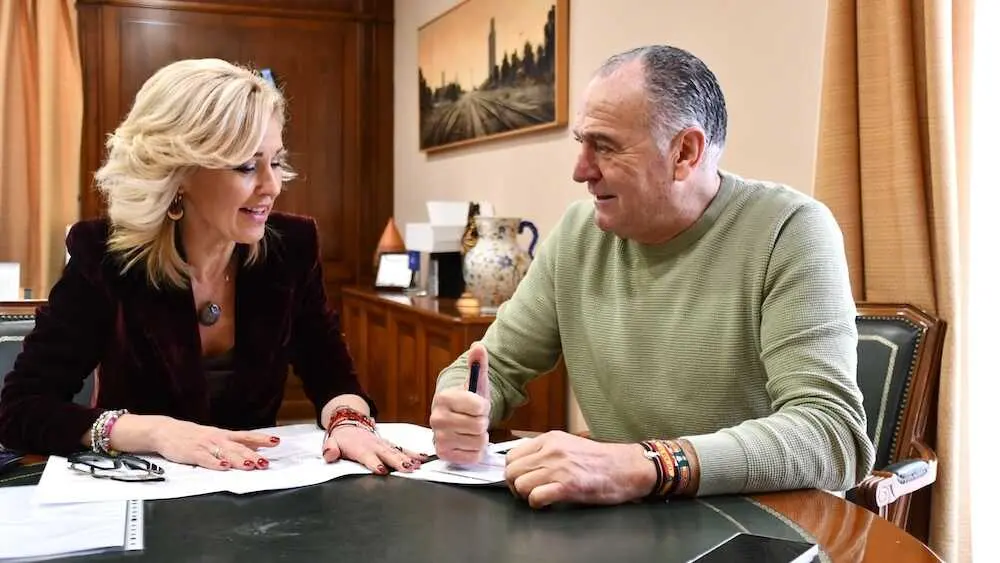 La delegada de la Junta en Cuenca, Marian L&oacute;pez y el alcalde de Taranc&oacute;n, Jos&eacute; Manuel L&oacute;pez Carrizo, durante el encuentro mantenido