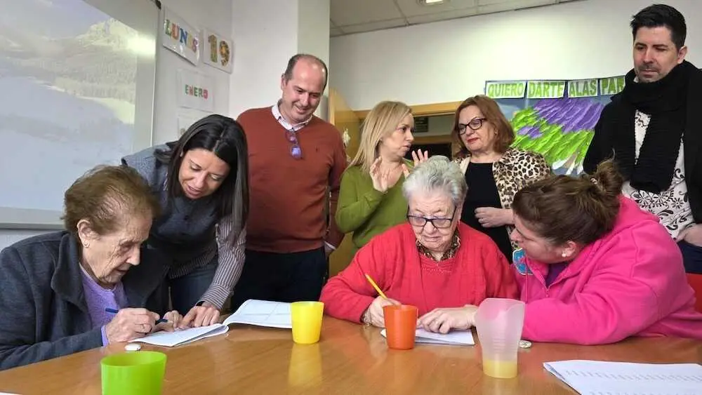La consejera de Bienestar Social, B&aacute;rbara Garc&iacute;a Torijano, durante la visita que ha realizado a la sede de la Asociaci&oacute;n de Familiares de enfermos de Alzh&eacute;imer, P&aacute;rkinson y otras demencias de Guadalajara (AFA Guadalajara)