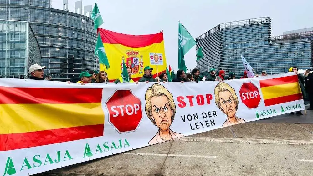 Cientos de agricultores presionan a la Euroc&aacute;mara para llevar el Mercosur al TJUE