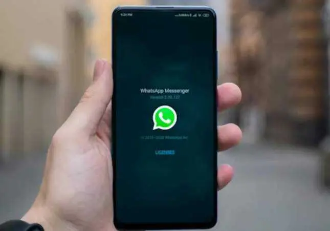 La polic&iacute;a alerta de nueva estafa en WhatsApp que utiliza la "pantalla compartida"