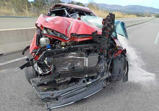 Un conductor drogado provoca un grave accidente cuando hu&iacute;a con un coche robado