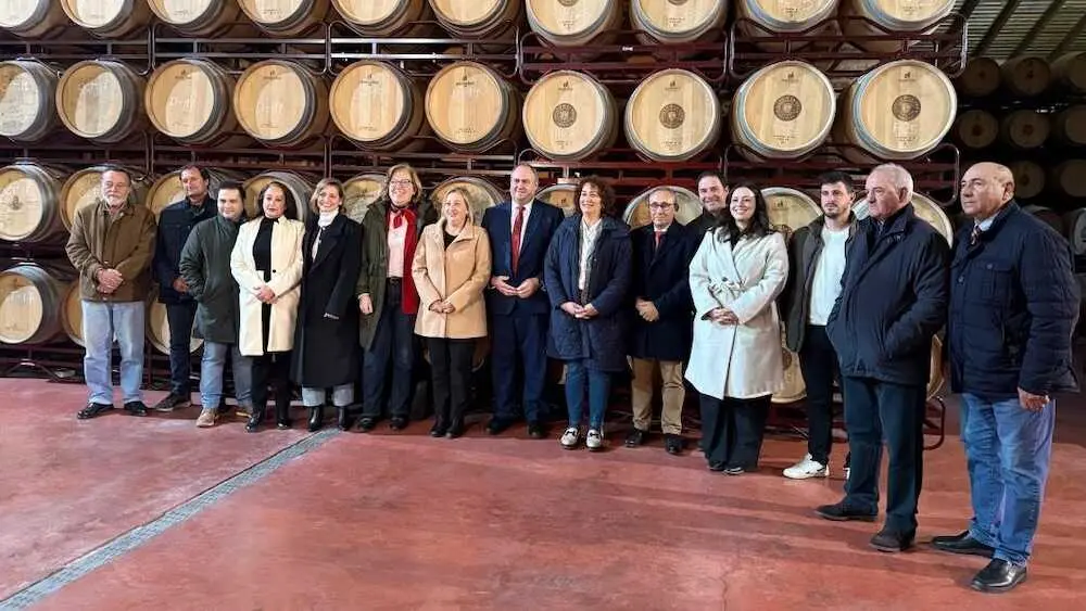 El consejero de Agricultura, Ganader&iacute;a y Desarrollo Rural, Juli&aacute;n Mart&iacute;nez Liz&aacute;n, durante la visita que ha realizado a Bodegas Cristo de la Vega, en Socu&eacute;llamos (Ciudad Real)