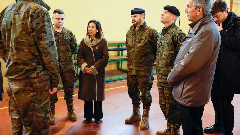 La ministra de Defensa, Margarita Robles, visita el grupo de militares ucranianos que se instruyen en la Academia de Infanter&iacute;a de Toledo, en el marco de la Misi&oacute;n Europea de Asistencia Militar a Ucrania (EUMAM-UA)