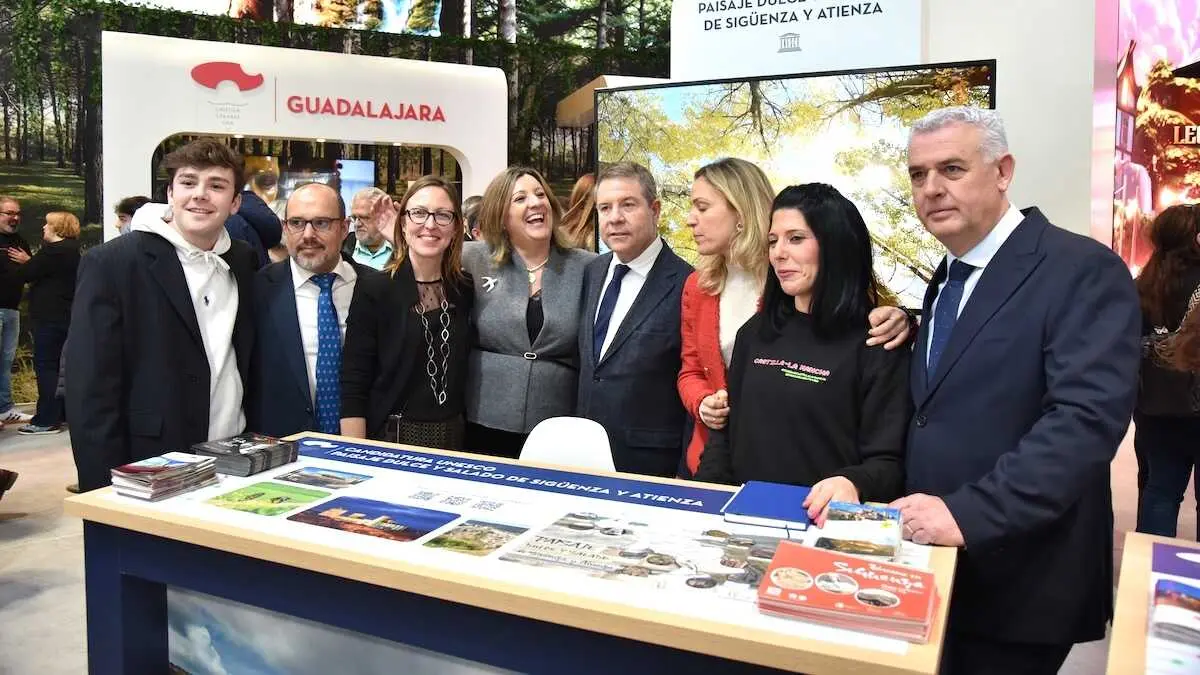 El presidente de Castilla-La Mancha, Emiliano Garc&iacute;a-Page, ha visitado el stand de la regi&oacute;n en FITUR en el d&iacute;a dedicado a la provincia de Guadalajara