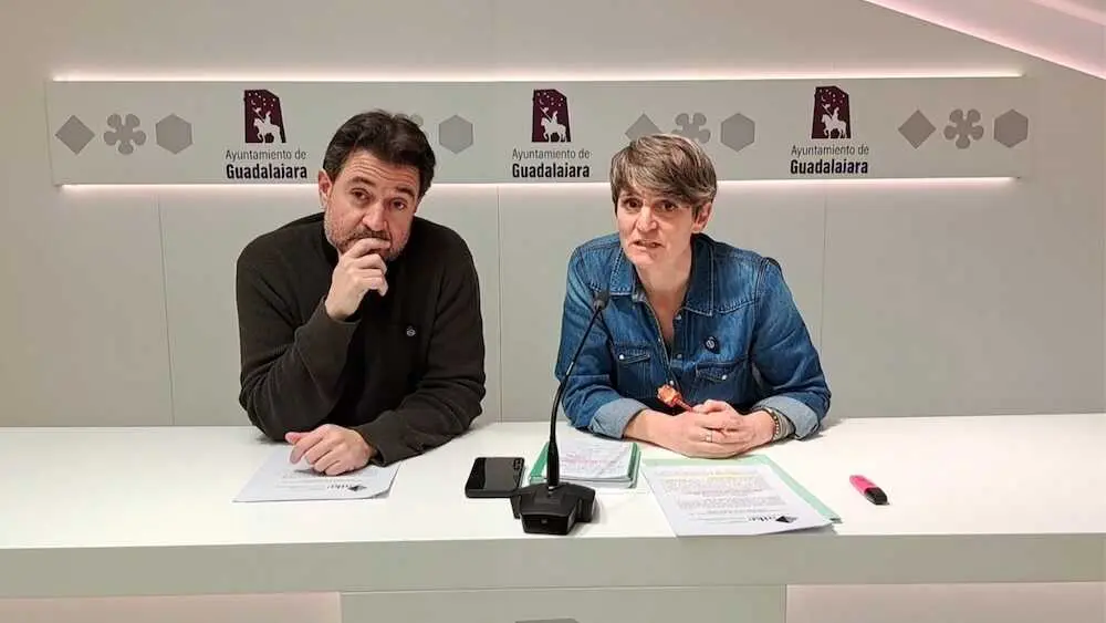 La concejala de AIKE, Susana Mart&iacute;nez, y el portavoz de la formaci&oacute;n, Jorge Riendas, durante la rueda de prensa que han ofrecido