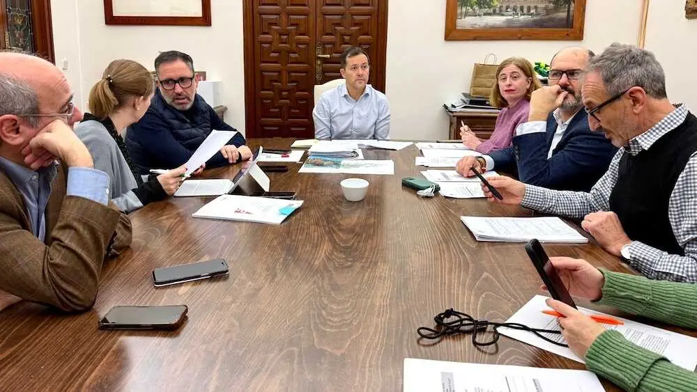 El alcalde de Toledo, Carlos Vel&aacute;zquez, preside la reuni&oacute;n semanal de la Junta de Gobierno Local