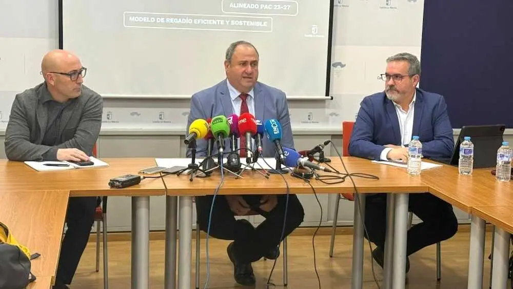 El consejero de Agricultura, Ganader&iacute;a y Desarrollo Rural, Juli&aacute;n Mart&iacute;nez Liz&aacute;n (c), ha presentado el Plan Director Regional de Nuevos Regad&iacute;os 2022&ndash;2030, denominado Regad&iacute;o CLM 3.0