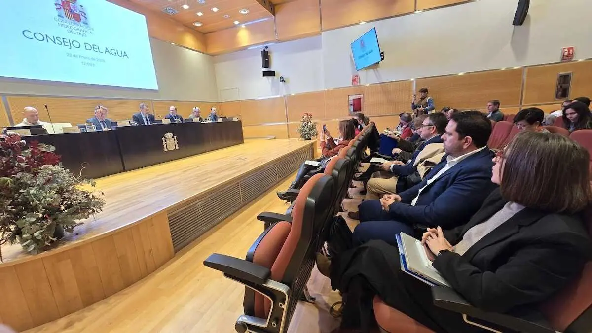 La directora de la Agencia del Agua de Castilla-La Mancha, Montserrat Muro, ha asistido en Madrid al Consejo del Agua de la Confederaci&oacute;n Hidrogr&aacute;fica del Tajo (CHT) celebrado en su sede, junto al director gerente de Infraestructuras del Agua de Castilla-La Mancha, Rub&eacute;n Sobrino