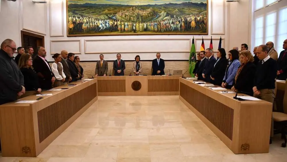 El Pleno de la Diputaci&oacute;n de Toledo ha guardado un minuto de silencio por las 43 v&iacute;ctimas del accidente ferroviario de Adamuz y el maquinista fallecido en el accidente de Rodalies de Barcelona