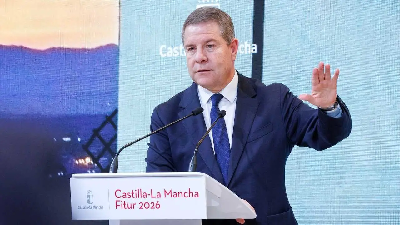El presidente regional, Emiliano Garc&iacute;a-Page, en su intervenci&oacute;n durante la visita este viernes al estand de Castilla-La Mancha en la Feria Internacional de Turismo (FITUR)
